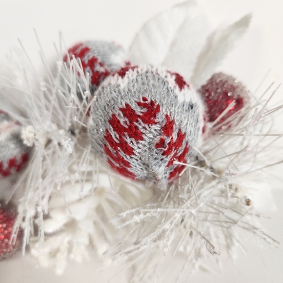 A RED AND WHITE ORNAMENT COLLECTION WITH A GOLDEN LIGHT UP STAR - Picture 7 of 11